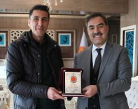 İMTİYAZ - Başkan Çoban'dan Gazetecilere Teşekkür Plaketi