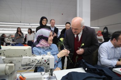 Başkandan Kadınlara Çiçekli Kutlama