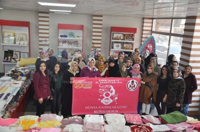 Bitlisli Kadınlar Hem Eğlendi Hem De Acı Biber Yiyerek Yarıştı