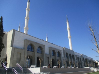 Çamlıca Camisi'ndeki İlk Cuma Namazı Havadan Görüntülendi