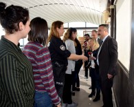 KADIN POLİS - Çeşme Emniyet Müdürü Alev'den Kadın Personele Yemek