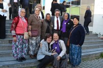 EMEKÇİ KADINLAR - Edremit Belediye Başkanı Ve Bağımsız Aday Kamil Saka Kadınlara Karanfil Dağıttı
