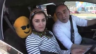 Jandarmadan Kadınlara Karanfil Ve Çanta