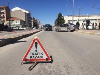 MOLLA FENARI - Kamyonetle Otomobil Çarpıştı Açıklaması 1 Yaralı