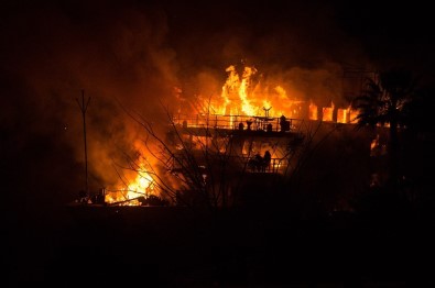 Nil Nehri'nde Korkutan Gemi Yangını
