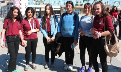 Öğrenciler Kadınlar Gününe Özel Önce Yürüdü Sonra Kitap Okudu