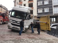 HAFRİYAT KAMYONU - (Özel) Kağıthane'de Hafriyat Kamyonu Yük Boşaltırken Otomobilin Üzerine Devrildi