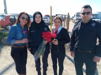 8 MART DÜNYA KADINLAR GÜNÜ - Polislerden Güllü Karşılama