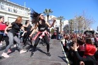 KADINLAR GÜNÜ - Şehrin Göbeğinde Kadınlar Zeybek Ve Zumba Oynadı, Binlerce Kişi Onları İzledi