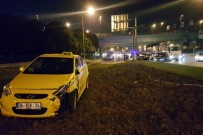 TOPKAPı - Aniden Şerit Değiştirince Ticari Taksiye Çarptı