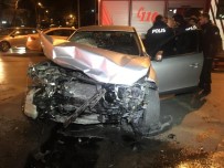 Bakırköy'de Kırmızı Işıkta Geçen Sürücü Kaza Yaptı Açıklaması 2 Yaralı