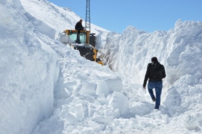 Kardan Oluşan Tünellerde Kepçe'nin Zorlu Çalışması