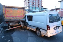 Minibüs Hafriyat Kamyonuna Arkadan Çarptı Açıklaması 1 Yaralı