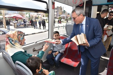 Vali Deniz'den Kadınlar Gününde Bir Çiçek, Bir Kitap
