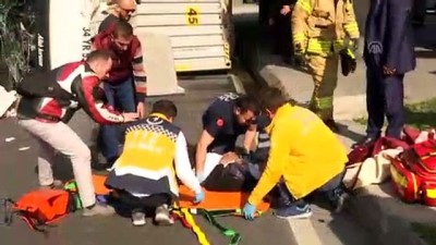 Bakırköy'de, Köprünün Altına Çarpan Tır Devrildi