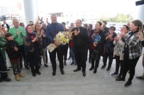 SEÇİM SÜRECİ - Belediye Çalışanları Tarhan'ı Alkışlar Ve Çiçeklerle Karşıladı