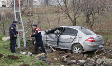 Elazığ'da Otomobil Bahçeye Uçtu Açıklaması 3 Yaralı