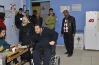 KAHRAMAN POLİS - Kahraman Gazi Tekerlekli Sandalyeyle Oyunu Kullandı