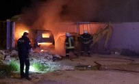 Kuşadası'nda İçinde Bir Kişinin Uyuduğu Araç Alev Alev Yandı