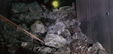 Tünel Çöktü Araç Trafiğe Kapandı