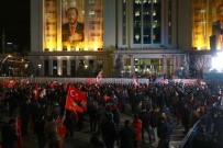 BALKON KONUŞMASI - Vatandaşlar AK Parti Genel Merkezine Akın Etti