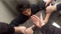 PARKUR SPORCUSU - Bina Çatısına Tırmanan Gençlerin Tehlikeli Oyunu Kamerada