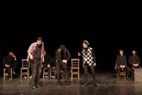 VAN DEVLET TIYATROSU - Cezaevine Bu Kez Kelepçeyle Değil Kostümle Girdiler