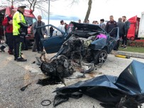 KALICI KONUTLAR - Düzce'de Otomobil Ağaca Çarptı Açıklaması 2 Yaralı