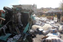 Freni Boşalan Kamyon 4 Aracı Önüne Kattı, 1'İ Ağır 5 Kişi Yaralandı