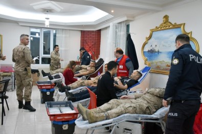 Kahta'da Jandarma Ve Polisler Kan Bağışında Bulundu