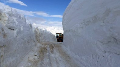 Kar Kalınlığının 4 Metreyi Bulduğu Yolda Hummalı Çalışma