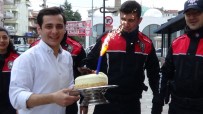 Kavga İhbarında Bulundukları Polisleri Konfeti Ve Pastayla Karşıladılar