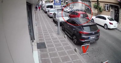 (Özel) İstanbul'da Kadın Sürücünün Kaldırımdan Yola Fırlayan Suriyeli Motosikletliye Çarpma Anı Kamerada