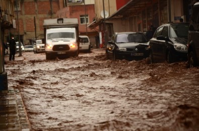 Sağanak Yağış Silvan'ı Vurdu, Vatandaşlar İş Yerlerinde Mahsur Kaldı