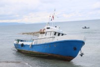 Tekneleri Karaya Oturan Mültecileri Jandarma Yakaladı