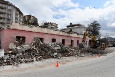 Tunceli'de 80 Yıllık Riskli Binanın Yıkımına Başlandı