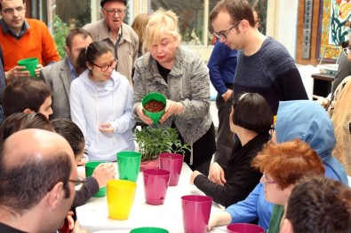 Türkiye'nin Tek Engelli Tema Ekibi Çiçek Dikti