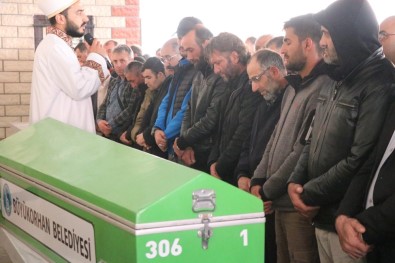 Üzerine Salıncak Devrilen Küçük Kız Toprağa Verildi