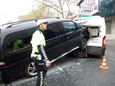 Ataşehir'de Minibüsün Servis Aracına Adeta Ok Gibi Saplandığı Kaza Kamerada