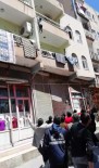 KÜÇÜK ÇOCUK - Balkondan Düşen Çocuğu Vatandaşlar Havada Yakaladı