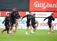 NEVZAT DEMİR - Beşiktaş, Sağanak Yağmur Altında Çalıştı