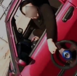 Bursa'da Trafikte Pes Dedirten Görüntüler...Seyir Halinde Direksiyonu Söktü