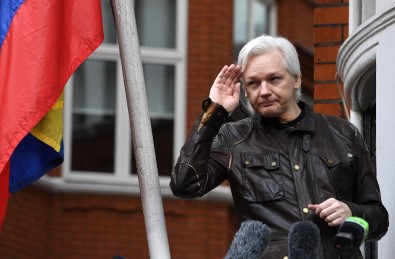 Julian Assange, İngiliz Polisi Tarafından Gözaltına Alındı