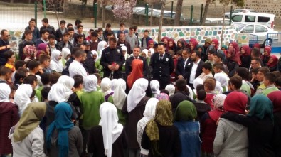 Kavga İhbarı Yapılan Okulda Polislere Çiçekli Sürpriz Kutlama