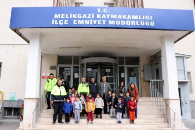 Minik Öğrencilerden Polis Ağabeylerine Ziyaret