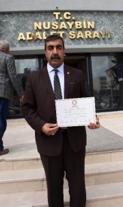 Nusaybin'de 7. Kez Seçilen Muhtar Mazbatasını Aldı