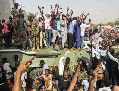 Sudan Savunma Bakanı: 2 yıl boyunca ülkeyi Askeri Konsey yönetecek