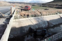 PAZARÖREN - Otomobil Köprüden Uçtu Açıklaması 2 Yaralı