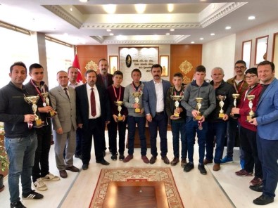Sarıoğlan'da Başarılı Olan Sporcu Öğrencilere Ödül Verildi