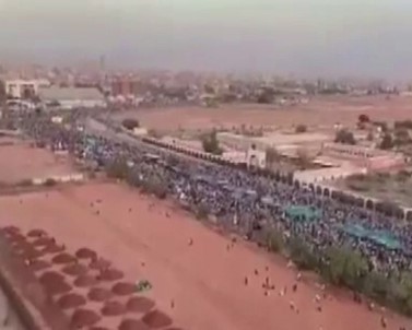 Sudan'da Darbe Sonrası Muhalifler Kutlama Yapıyor